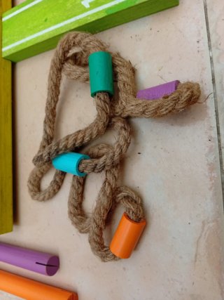 Juego de puntería madera y cuerda