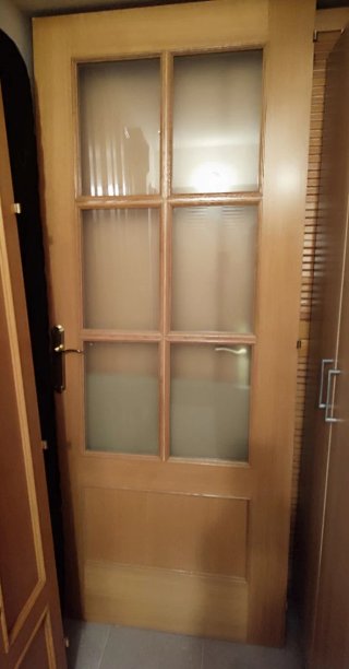 Puerta madera con cristal, hay dos diferentes