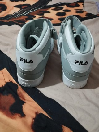 Botas Fila Blancas y Grises puestas en 2 ocasiones