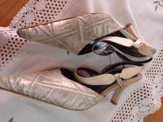 Conjunto fiesta zapatos y bolso dorado
