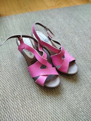 Sandalias tacón fucsia