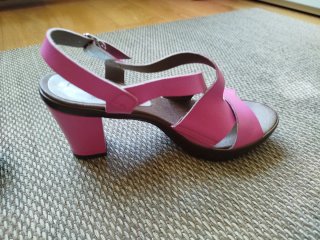 Sandalias tacón fucsia