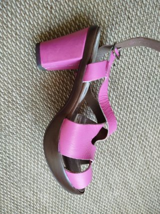 Sandalias tacón fucsia