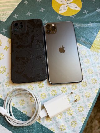 iPhone 11 Pro Max con cargador