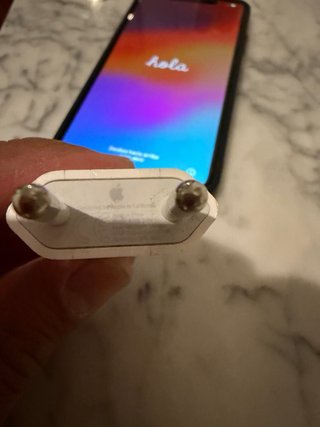 iPhone 11 Pro Max con cargador