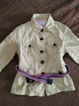 Chaqueta Beige Tintoretto con Cinturón Púrpura