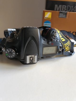 Nikon D610 + MB-D14
