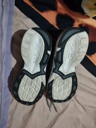 Zapatillas Fila grises y blancas muy poco uso
