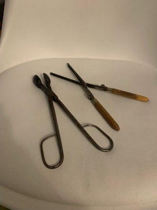 Utensilios antiguos de metal y madera
