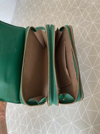 Bolso verde con cadena dorada