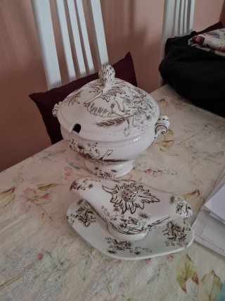 Sopera y salsera de porcelana