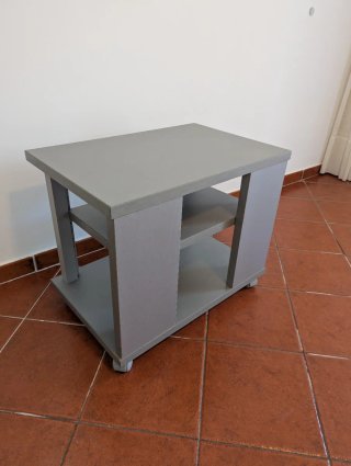 Mueble auxiliar gris con ruedas