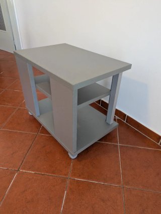 Mueble auxiliar gris con ruedas