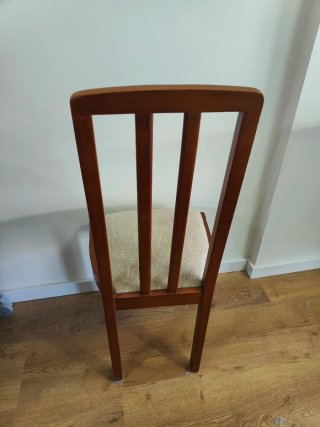 Silla de comedor de madera y tela.