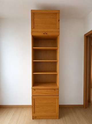 Estantería alta de madera