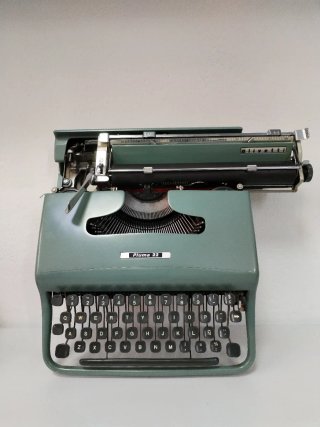 Máquina de escribir Olivetti Pluma 22