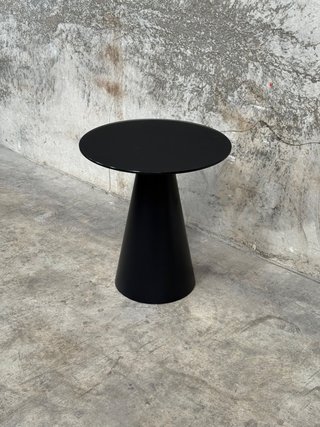Mesa auxiliar Wilshire cristal templado glaseado y acero acabado pintado negro mate Ø50cm