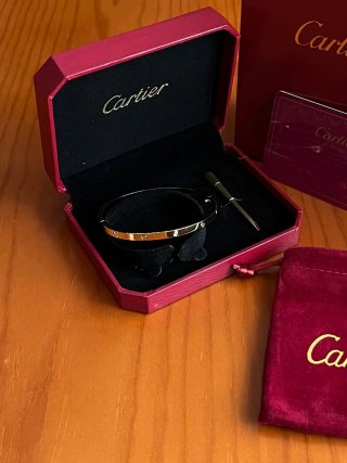 Bracciale Cartier Love con gioielli da donna