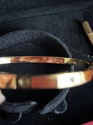 Bracciale Cartier Love con gioielli da donna