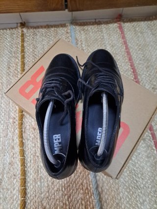 Zapatos Camper Piel Mujer Negro con su caja.
