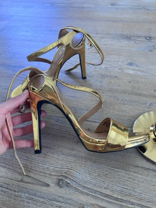 Sandalias doradas Zara tacón