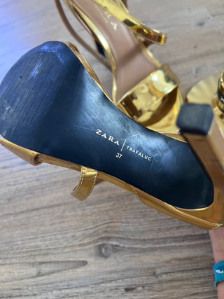 Sandalias doradas Zara tacón