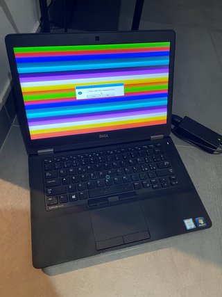 Laptop Dell nero con parti mancanti