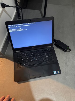 Laptop Dell nero con parti mancanti