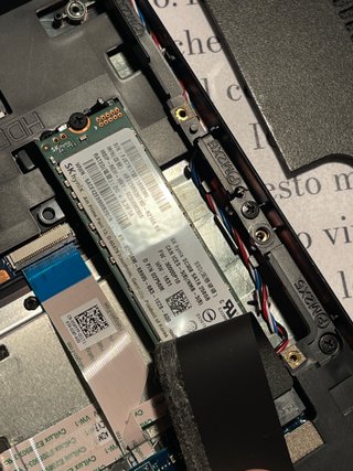 Laptop Dell nero con parti mancanti