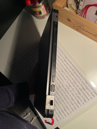 Laptop Dell nero con parti mancanti