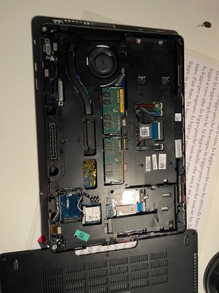 Laptop Dell nero con parti mancanti