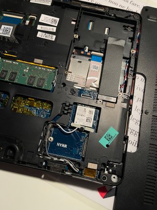 Laptop Dell nero con parti mancanti