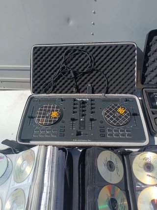 Numark MT3 Mesa DJ con CDJs