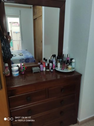 Cómoda de madera con espejo
