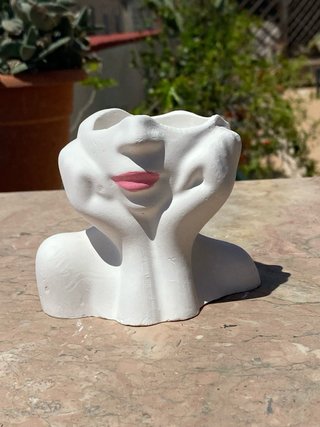 Vasetto in gesso bianco con labbra rosa