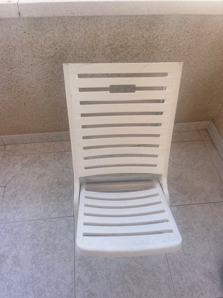 Silla plegable de playa o piscina blanca