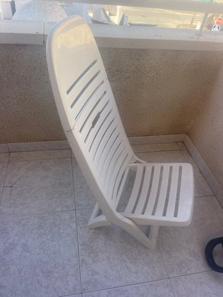 Silla plegable de playa o piscina blanca