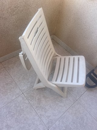 Silla plegable de playa o piscina blanca