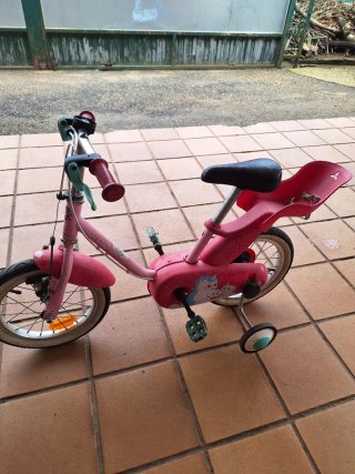 Bicicleta infantil rosa con ruedines