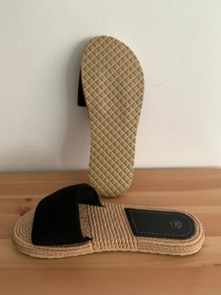 Sandalias planas tira negra
