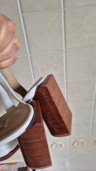 Sandali bianchi con tacco in legno