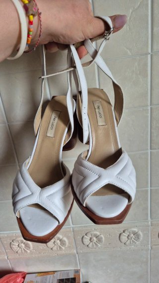 Sandali bianchi con tacco in legno