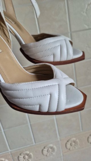 Sandali bianchi con tacco in legno