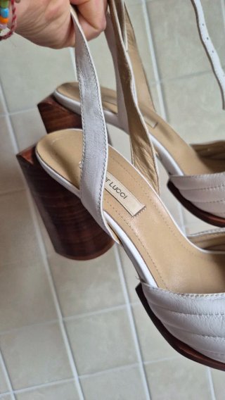 Sandali bianchi con tacco in legno