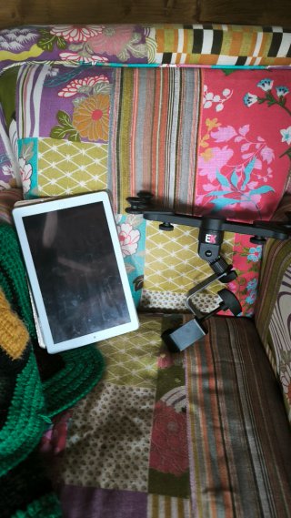 Tablet y soporte para micrófono cantantes