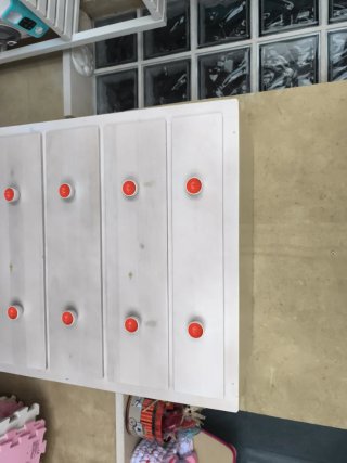 Cómoda alta blanca con tiradores blancos y rojos