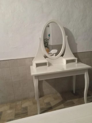 Tocador blanco con espejo ovalado