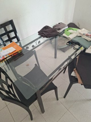 Mesa de cristal y metal