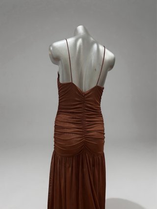 Vestido marrón largo con drapeado