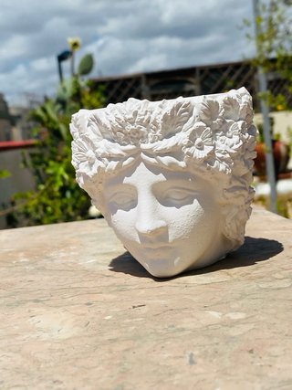 Vasetto in gesso testa donna